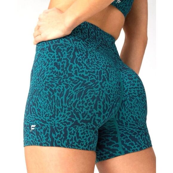 Fabletics Scrunch Shorts 4” Green Abyss Leopard NWT Size L - Picture 3 of 8